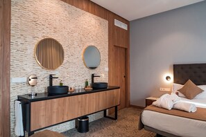 Cofres nos quartos, escrivaninha, espaço de trabalho para notebook