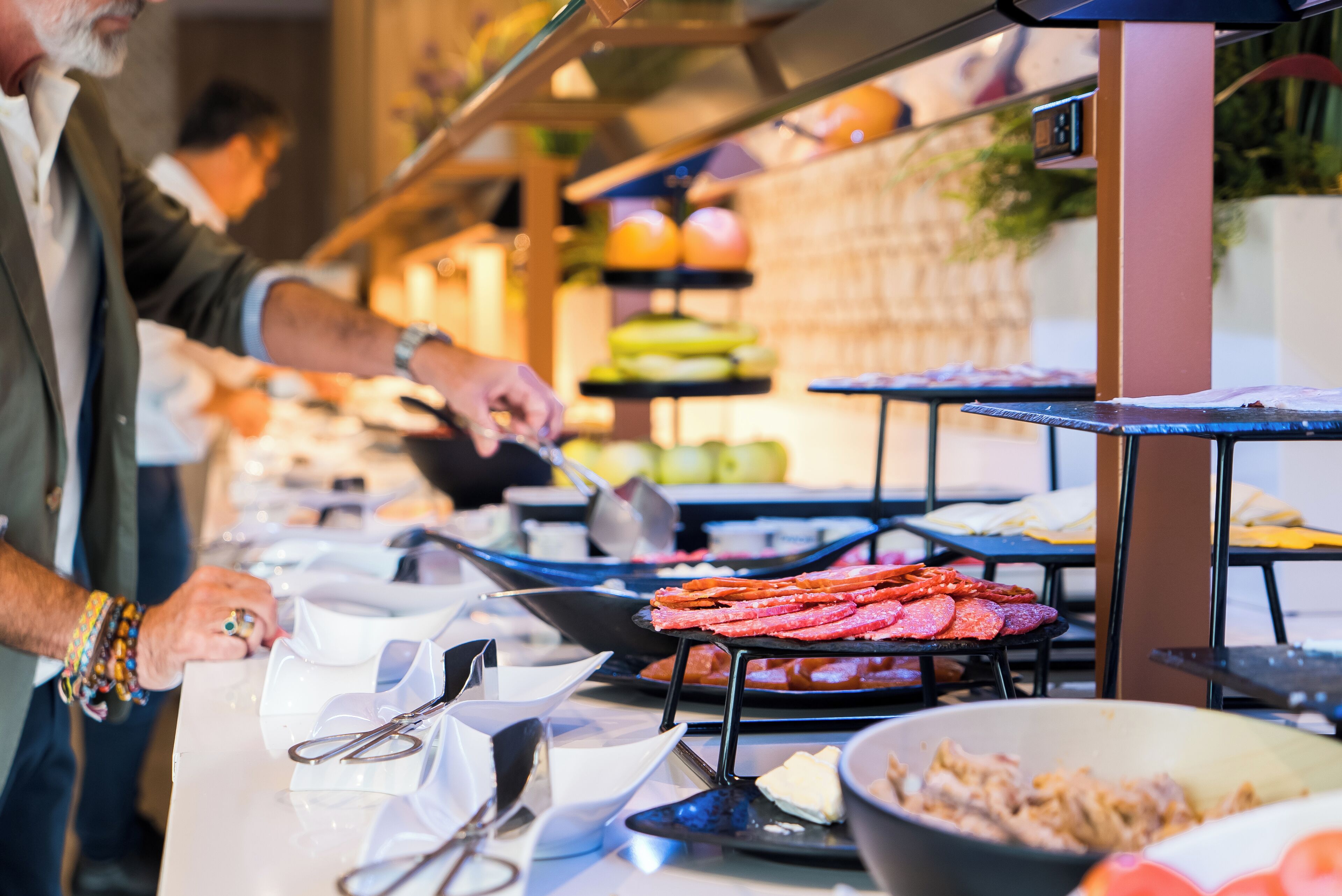 Tägliches Frühstücksbuffet (12 EUR pro Person)