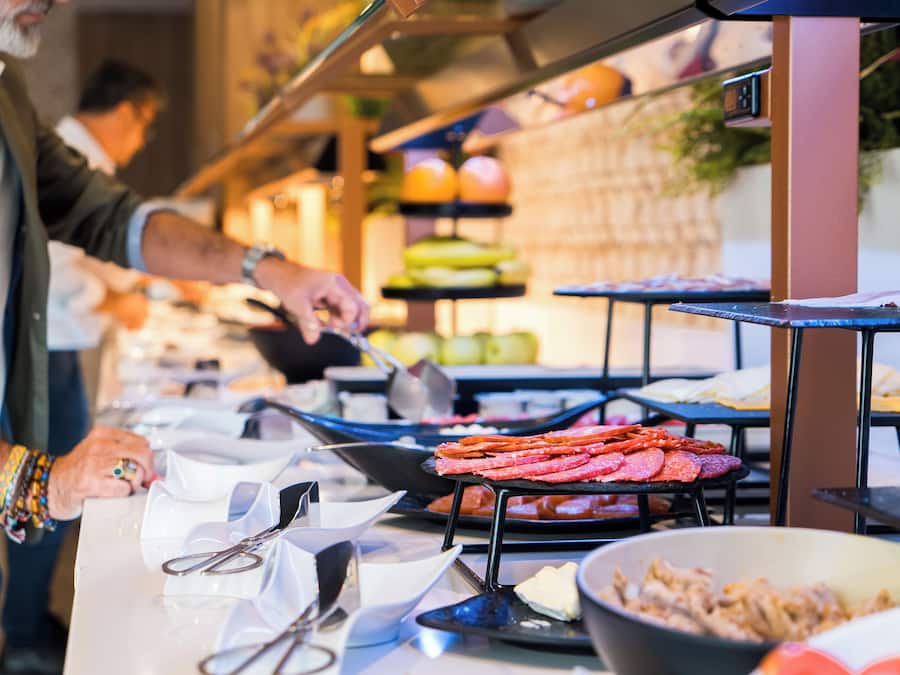 Café da manhã com buffet todos os dias (EUR 12 por pessoa)