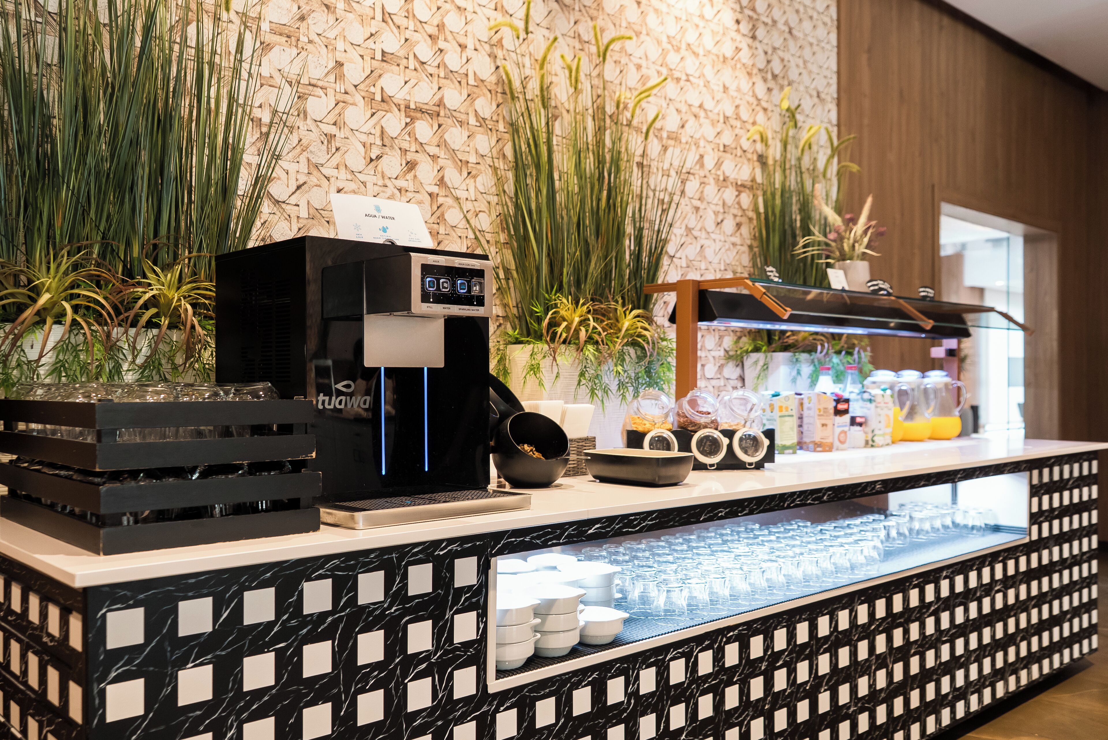 อาหารเช้าแบบบุฟเฟ่ต์ทุกวัน (EUR 12 ต่อคน)