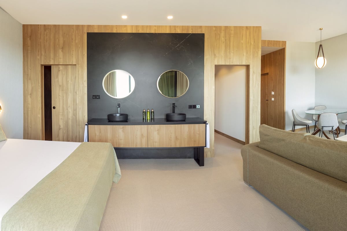 in-room safe, desk, laptop workspace, soundproofing