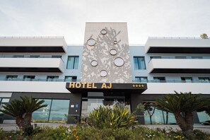 Vista frontal de la propiedad