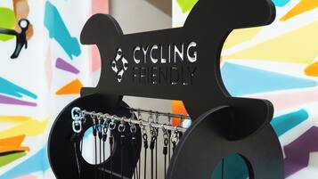 Un aparcaciclos negro con un cartel que dice "CYCLING FRIENDLY".