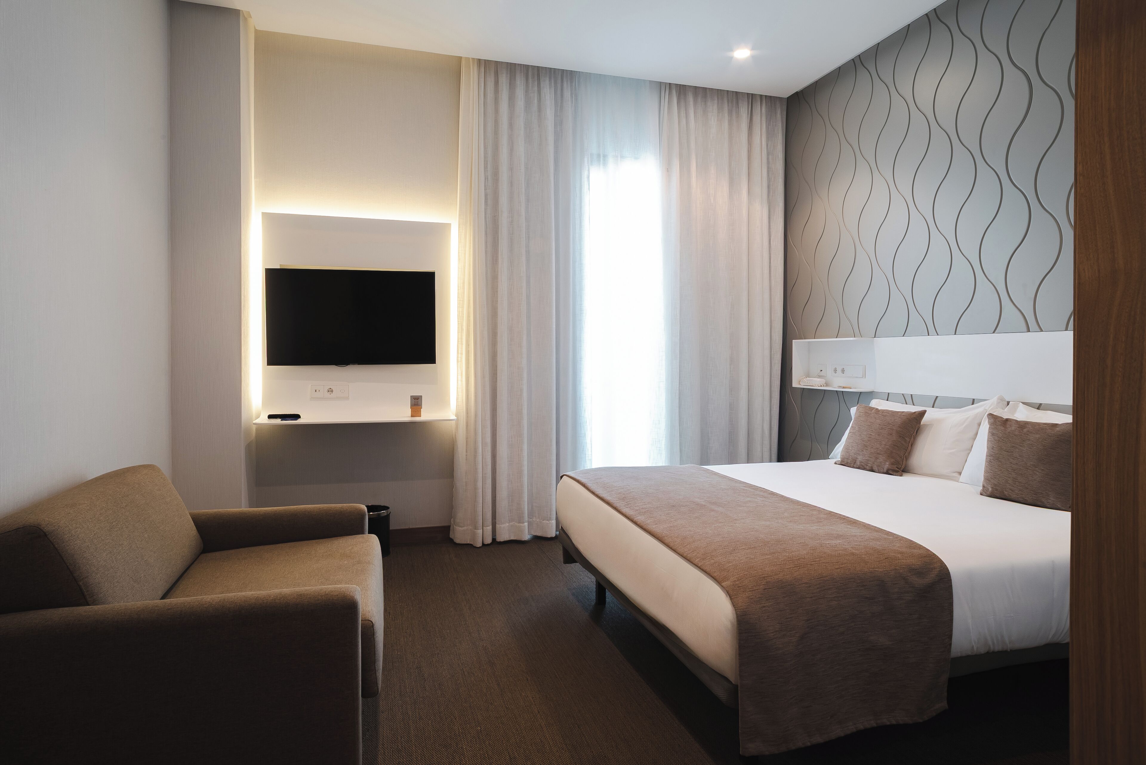 Caja de seguridad en la habitación y escritorio 