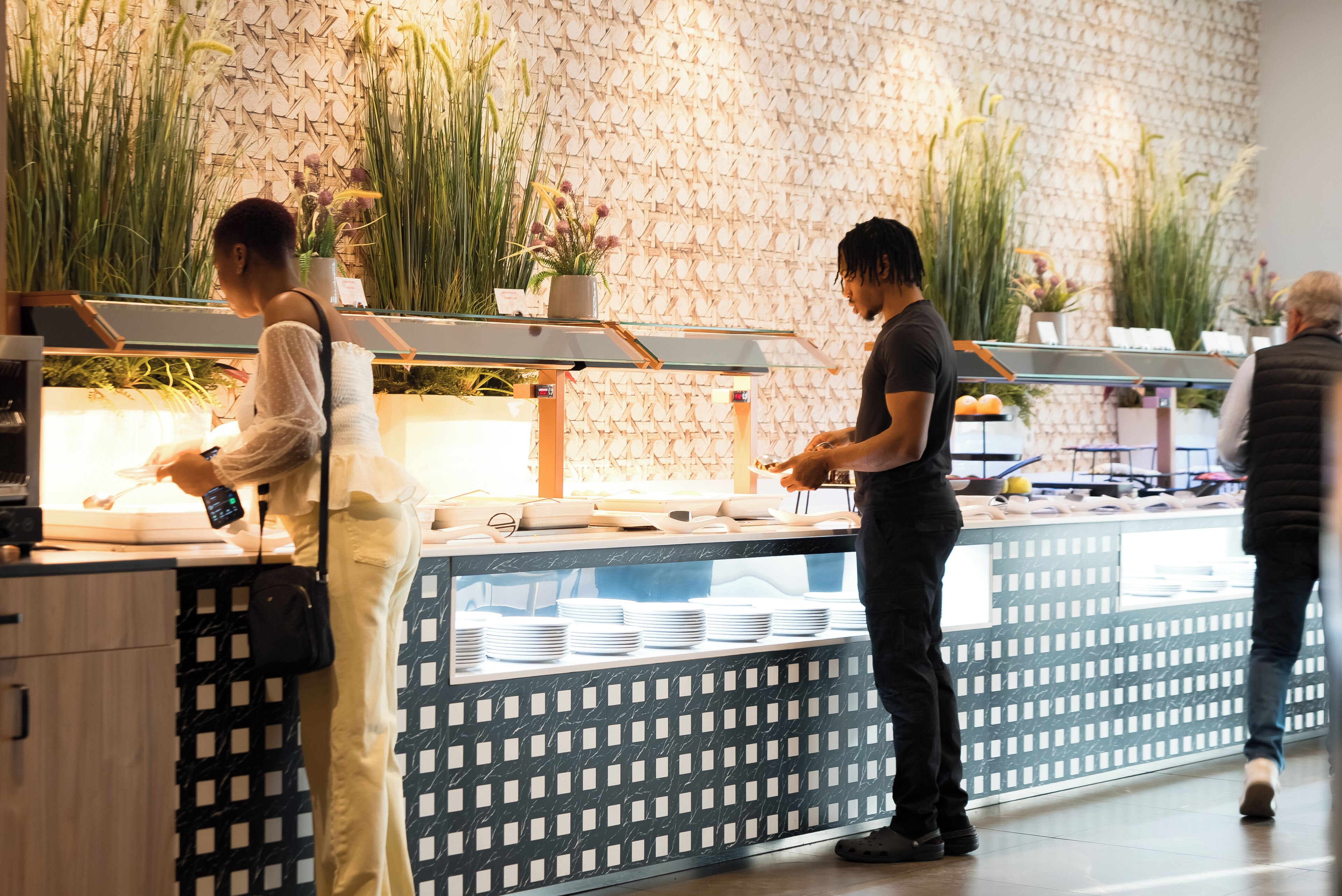 Tägliches Frühstücksbuffet (12 EUR pro Person)