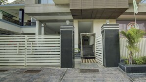 Uma entrada com portão e escadaria que leva a um edifício.