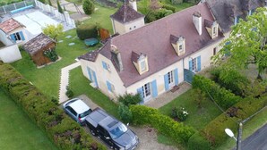 An aerial view of a house with a driveway, a car parked in the driveway, and surrounding greenery. - Charming house in Lamonzie-Saint-Martin (Lamonzie-Saint-Martin)
