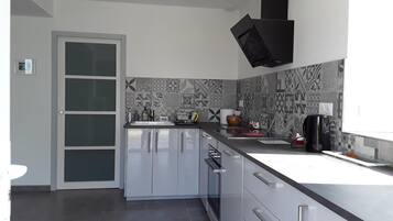 Réfrigérateur, micro-ondes, lave-vaisselle, cafetiÚre/bouilloire