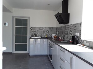 Fridge, microwave, dishwasher, coffee/tea maker