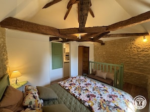 1 bedroom, free WiFi - Authentic Stay in 17th Century Dovecote with Internet and Pets Allowed (Monsac)