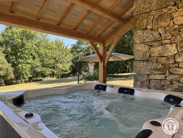 Outdoor spa tub
