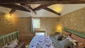 1 bedroom, WiFi (free) - Authentic Stay in 17th Century Dovecote with Internet and Pets Allowed (Monsac)