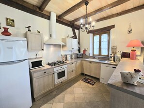 Kühlschrank, Mikrowelle, Ofen, Geschirrspüler