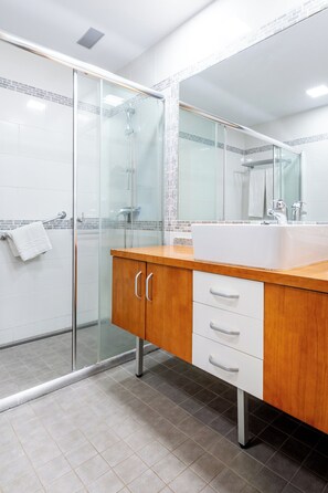 Apartment 6 people- 2 bedroom - Pool View | Bathroom | Hair dryer, towels, soap, shampoo - Pierre & Vacances Tenerife-Marazul del Sur (Adeje)