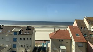 Un quartier résidentiel situé sur la côte, avec des immeubles donnant sur une plage.