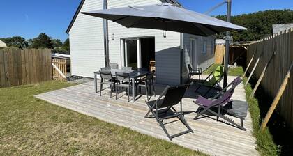 Modern Villa with Terrace, Garden, Parking, Near Beach – Free WiFi