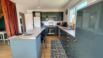 Réfrigérateur, micro-ondes, four, lave-vaisselle