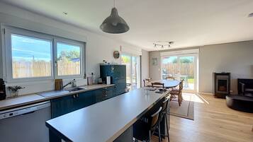 Réfrigérateur, micro-ondes, four, lave-vaisselle