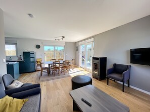 TV - Modern Villa with Terrace, Garden, Parking, Near Beach – Free WiFi (Saint-Pair-sur-Mer)