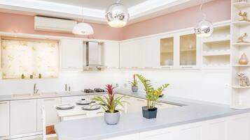 Leilighet | Eget kjøkken | Kjøleskap, mikrobølgeovn, ovn og kokeplater