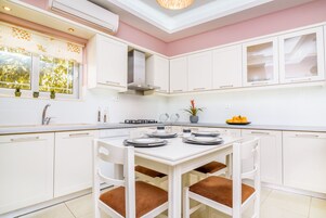 Apartamento | Cocina privada | Frigorífico grande, microondas, horno y placa de cocina