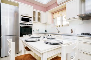 Apartment | Private kitchen | Full-sized fridge, microwave, oven, stovetop