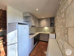 Fridge, microwave, oven, dishwasher - Charming house in Dordogne with parking, pets allowed (Monsac)