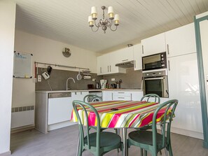 Fridge, microwave, dishwasher - Renovated village house, quiet terrace, parking (Mèze)