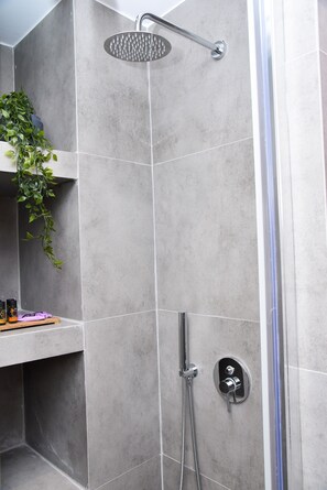 Een regendouche, een haardroger, een bidet