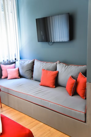 39-inch Smart TV with cable channels, TV, Netflix