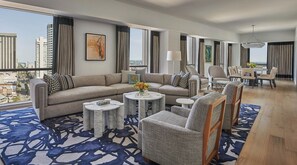 Seprai premium, selimut bulu angsa, bantalan ekstra lembut, dan minibar