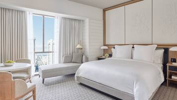 Luxe beddengoed, donzen dekbedden, pillowtop-bedden, een minibar