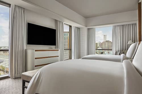 Chambre Deluxe, 2 lits doubles, accessible aux personnes malentendantes, vue sur le fleuve | Literie de qualité, couette en duvet, lit avec matelas à plateau-coussin