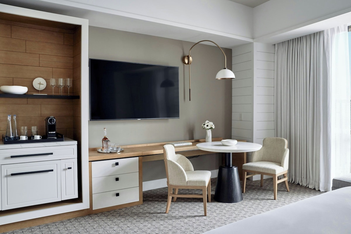 Luxe beddengoed, donzen dekbedden, pillowtop-bedden, een minibar
