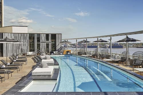 Piscine extérieure, accès possible de 7 h à 18 h, chaises longues