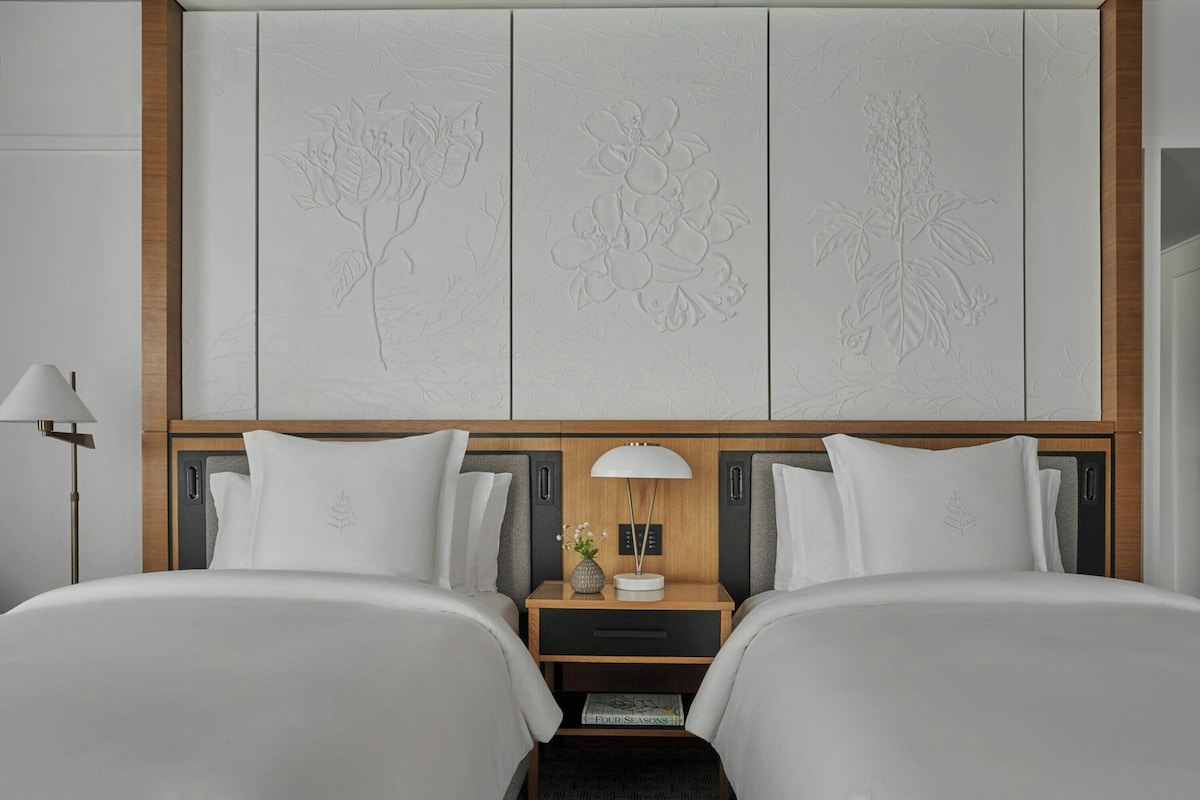 Luxe beddengoed, donzen dekbedden, pillowtop-bedden, een minibar