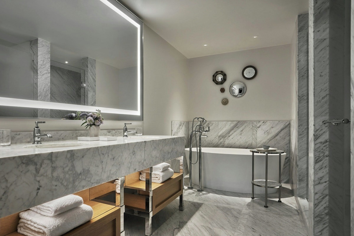 Designer toiletartikelen, een haardroger, badjassen, pantoffels