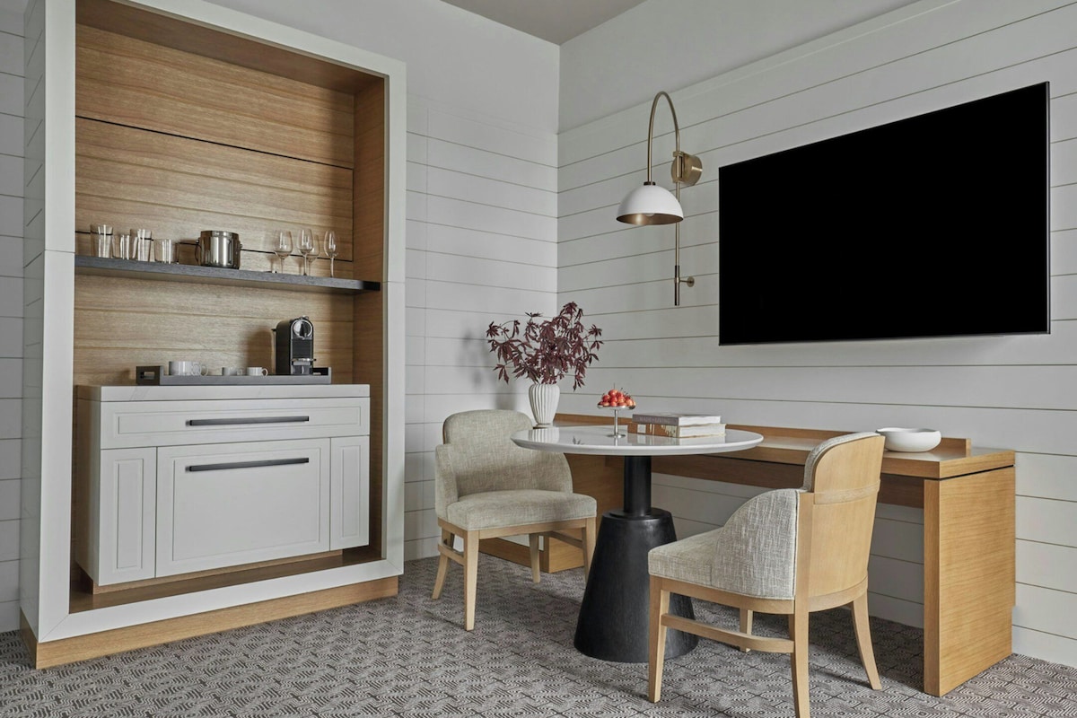Hochwertige Bettwaren, Daunenbettdecken, Pillowtop-Betten, Minibar