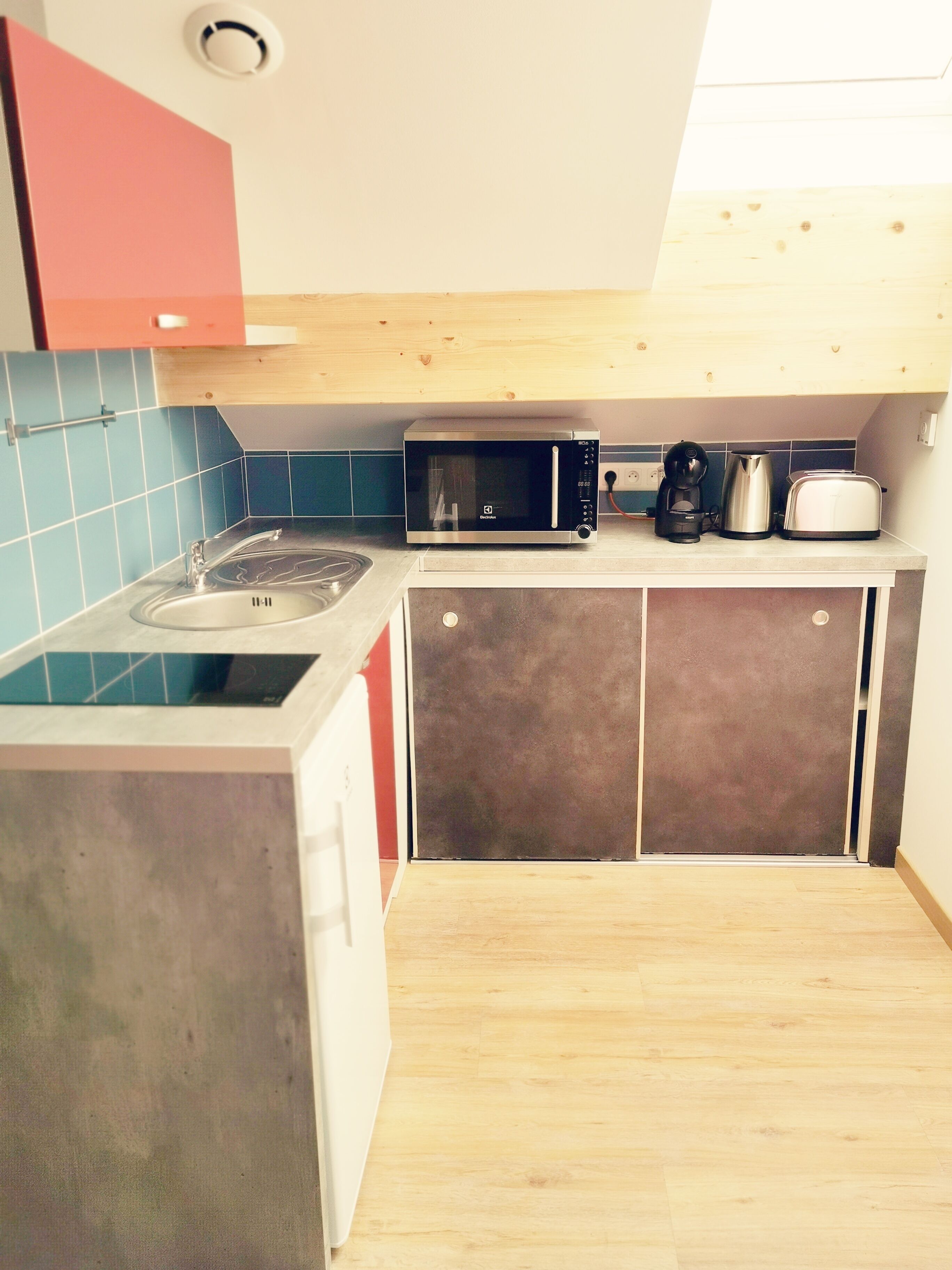 雪櫃、微波爐、咖啡機/沖茶器、電熱水壺