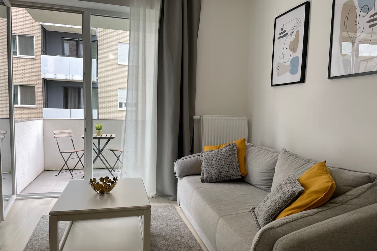 Apartment, 1 Bedroom | Living room | 43-inch Smart TV with cable channels, TV