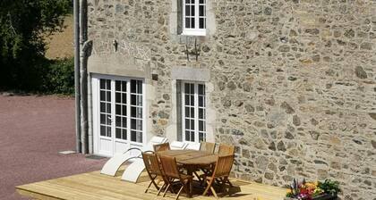 Casa acogedora con piscina interior y zona infantil en el corazón del Cotentin