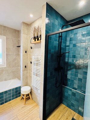 Bathtub, hair dryer, towels, soap - Villa Individuelle sur la French Riviera (Saint-Laurent-du-Var)