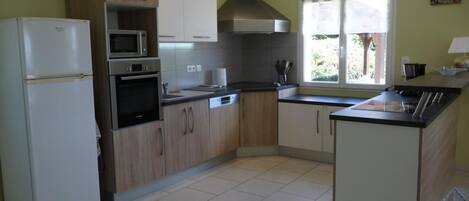 Réfrigérateur, micro-ondes, four, lave-vaisselle