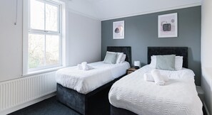 5 bedrooms, iron/ironing board, internet, bed sheets