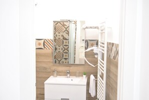 Dusche, Haartrockner, Bidet, Handtücher