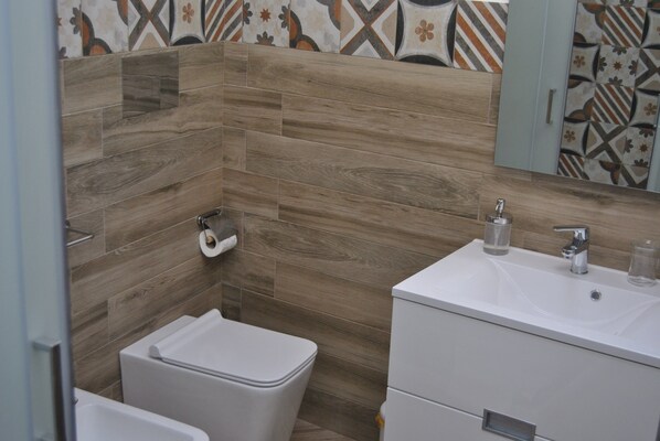 Shower, hair dryer, bidet, towels - Agrigento Centro, Bilocali Completamente Arredati (Agrigento)