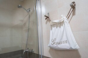 Combined shower/bathtub, hair dryer - Apartamento Garum - Cadiz (Cádiz)