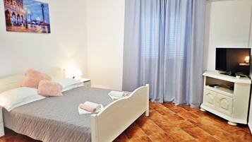 2 bedrooms, travel crib, free WiFi, bed sheets