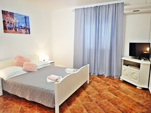 2 Schlafzimmer, Reisekinderbett, kostenloses WLAN, Bettwäsche