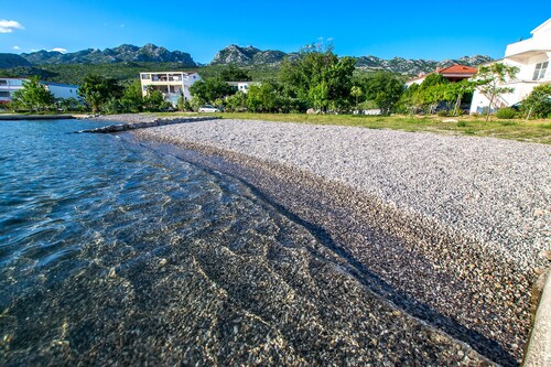Apartment with garden near the beach